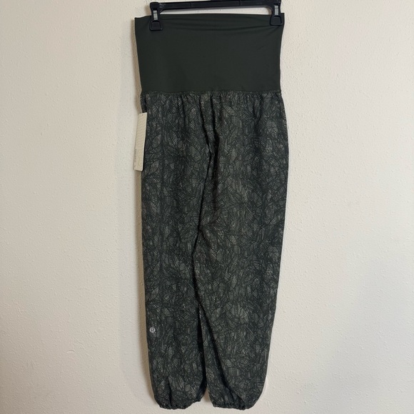 Lululemon gator green yoga om pant - Picture 5 of 7